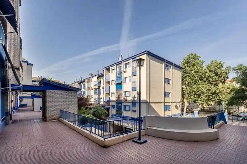 Vista exterior de Piso en venta en Granada con Calefacción