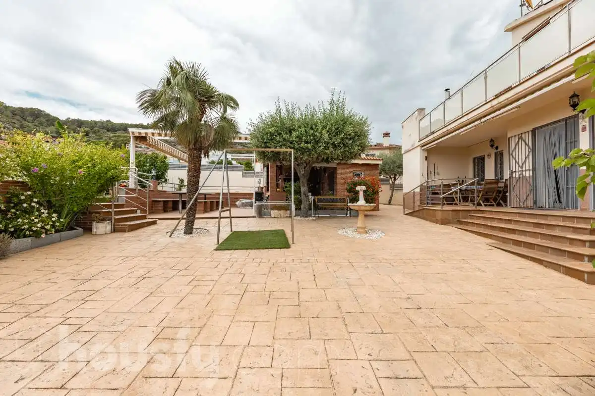 Vista exterior de Casa o xalet en venda en Sant Pere de Ribes amb Aire condicionat, Calefacció i Jardí privat