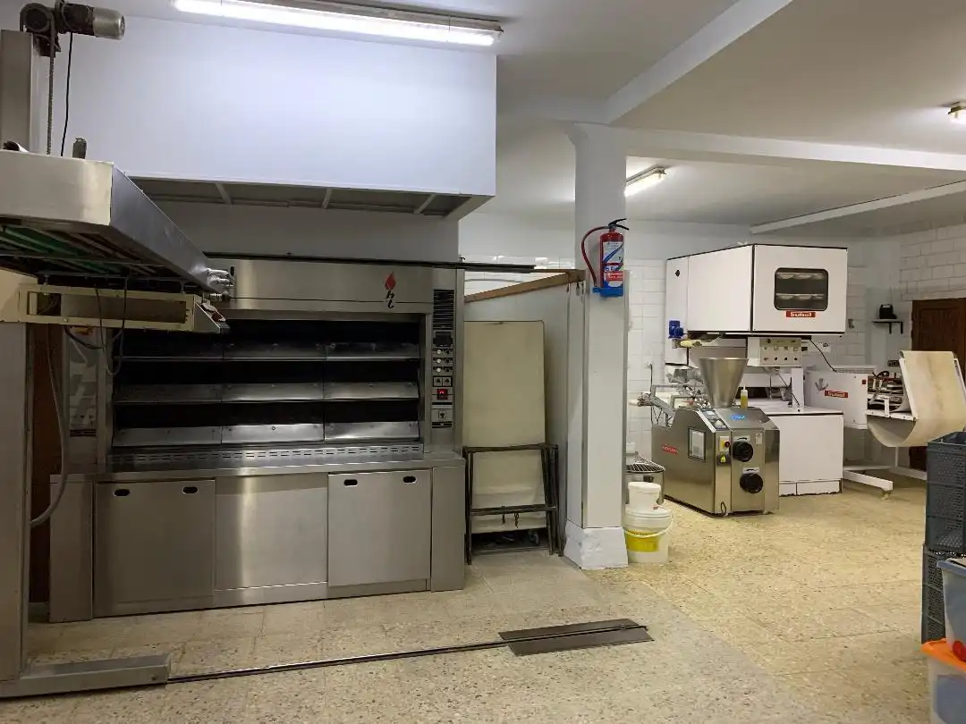 Cuina de Local en venda en Corvera de Toranzo amb Calefacció, Terrassa i Moblat