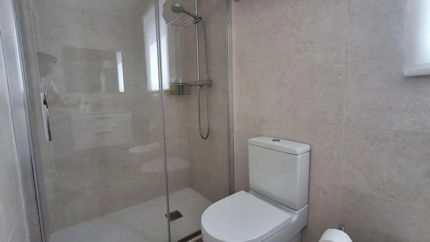 Badezimmer von Wohnung zur Miete in A Coruña Capital  mit Klimaanlage und Möbliert