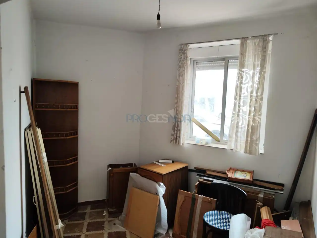 Dormitori de Casa o xalet en venda en León Capital  amb Jardí privat i Traster