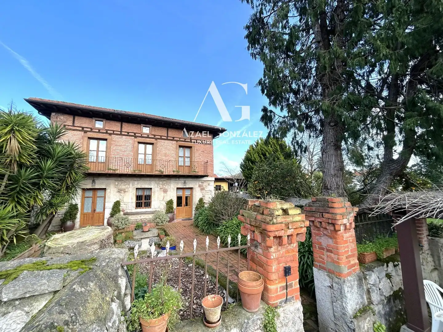 Vista exterior de Casa o chalet en venta en Camargo con Calefacción, Terraza y Amueblado