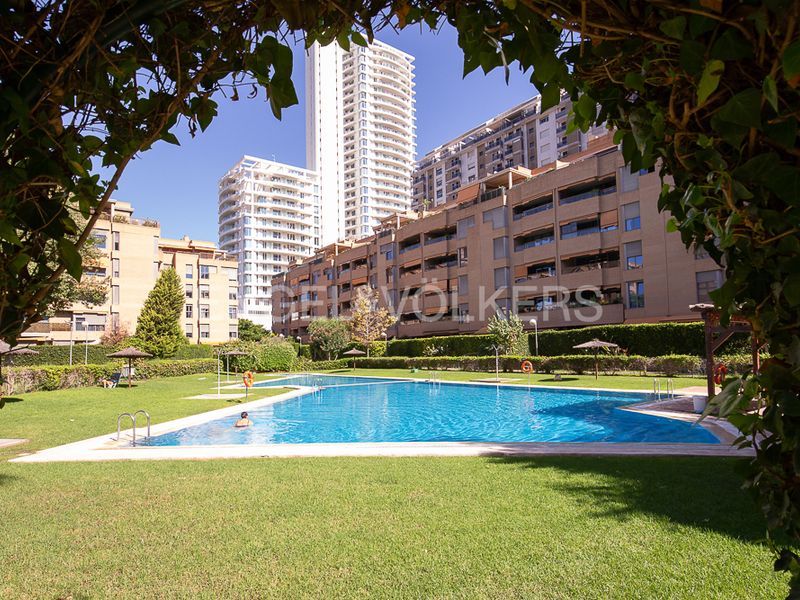 Exterior view of Apartment to rent in  Valencia Capital  with Air Conditioner, Heating and Terrace