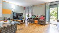 Sala d'estar de Casa o xalet en venda en Santa Perpètua de Mogoda amb Aire condicionat, Calefacció i Jardí privat