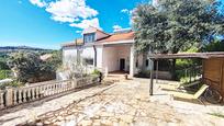 Vista exterior de Casa o xalet en venda en Torrelodones amb Aire condicionat, Terrassa i Piscina