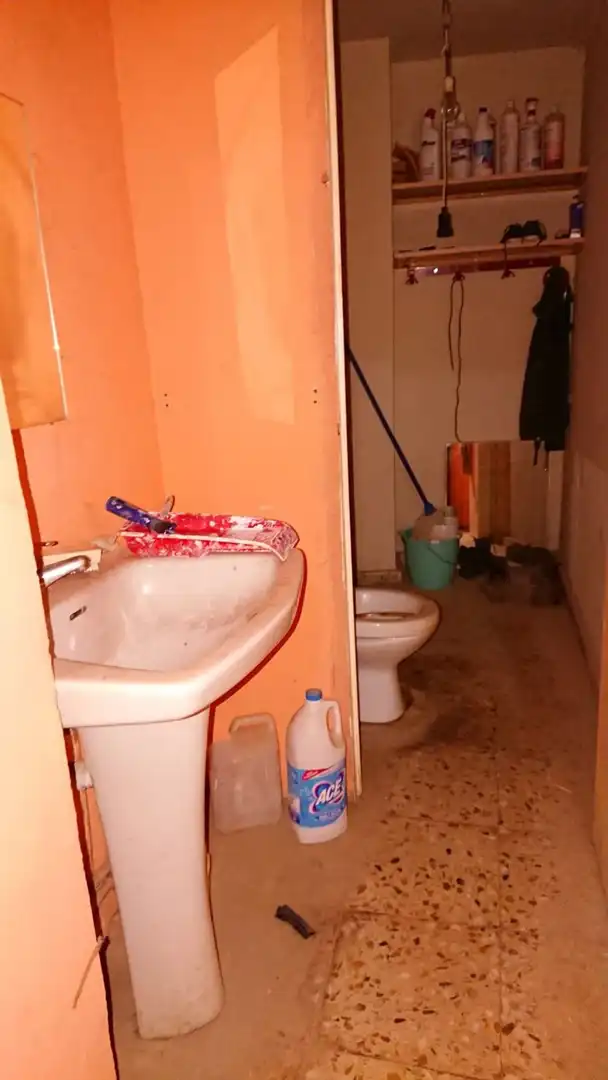 Ocasión en zona oeste. Local de 143 m2 a pie de calle con doble orientación nortesur. Puerta de entrada acristalada con verja. Est, imatge 2