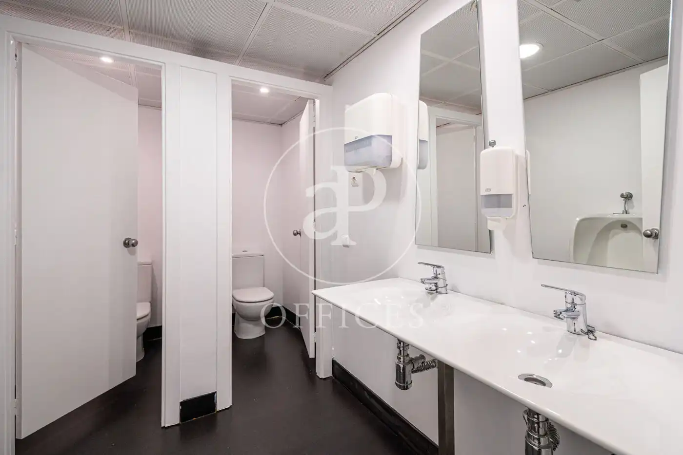 Bathroom of Office for rent in Madrid  with Air Conditioner and Heating