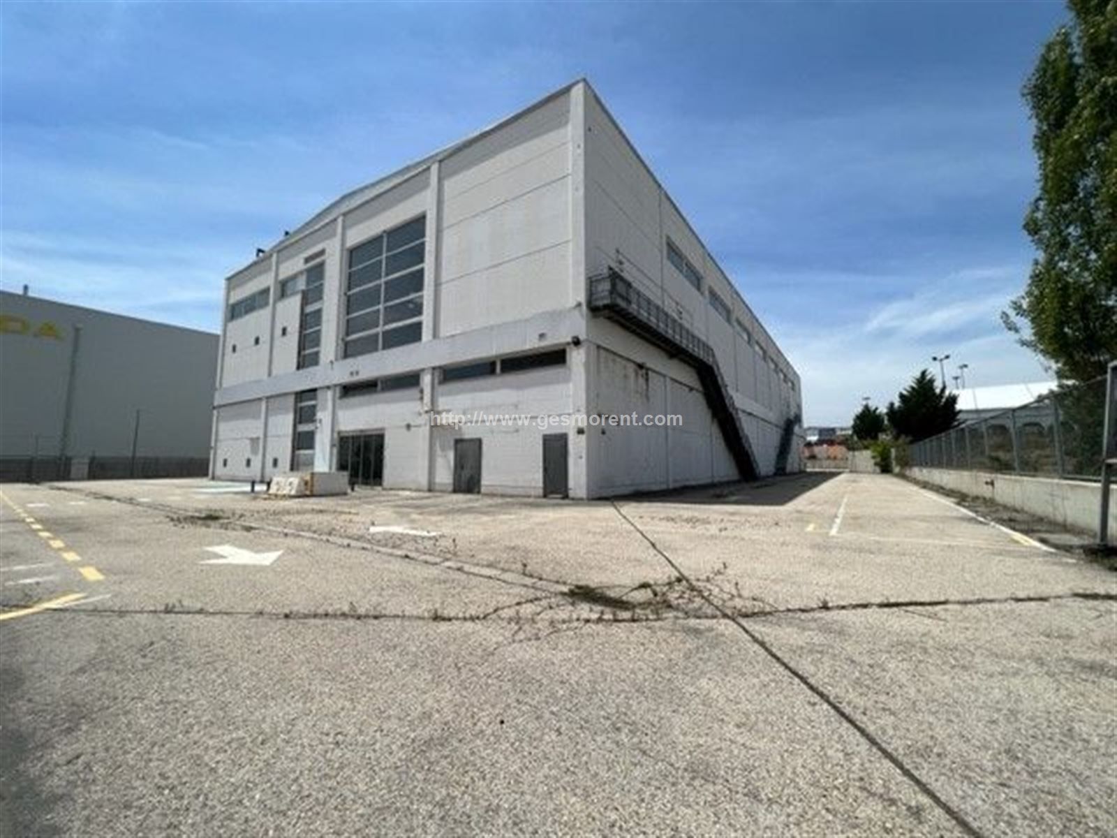 Vista exterior de Nau industrial en venda en Las Rozas de Madrid