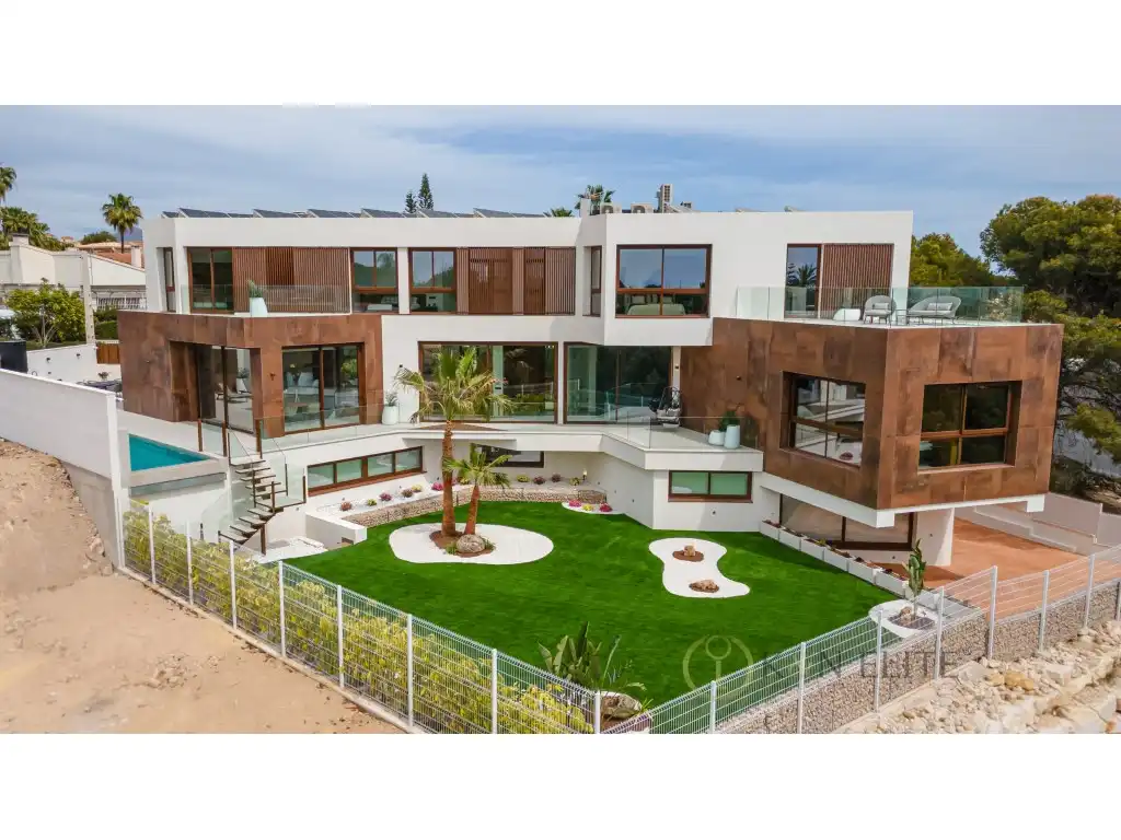Vista exterior de Casa o xalet en venda en Benidorm amb Aire condicionat, Terrassa i Piscina