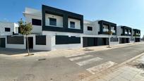 Vista exterior de Casa o xalet de lloguer en La Rinconada amb Aire condicionat, Terrassa i Moblat