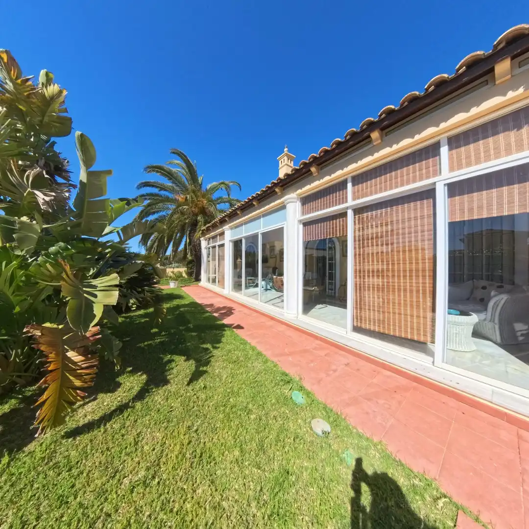Vista exterior de Casa o xalet en venda en Chiclana de la Frontera amb Aire condicionat, Jardí privat i Traster