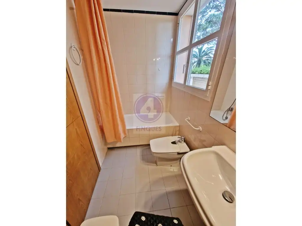 Bathroom of Flat for rent in Castell d'Aro, Platja d'Aro i s'Agaró  with Air Conditioner and Furnished