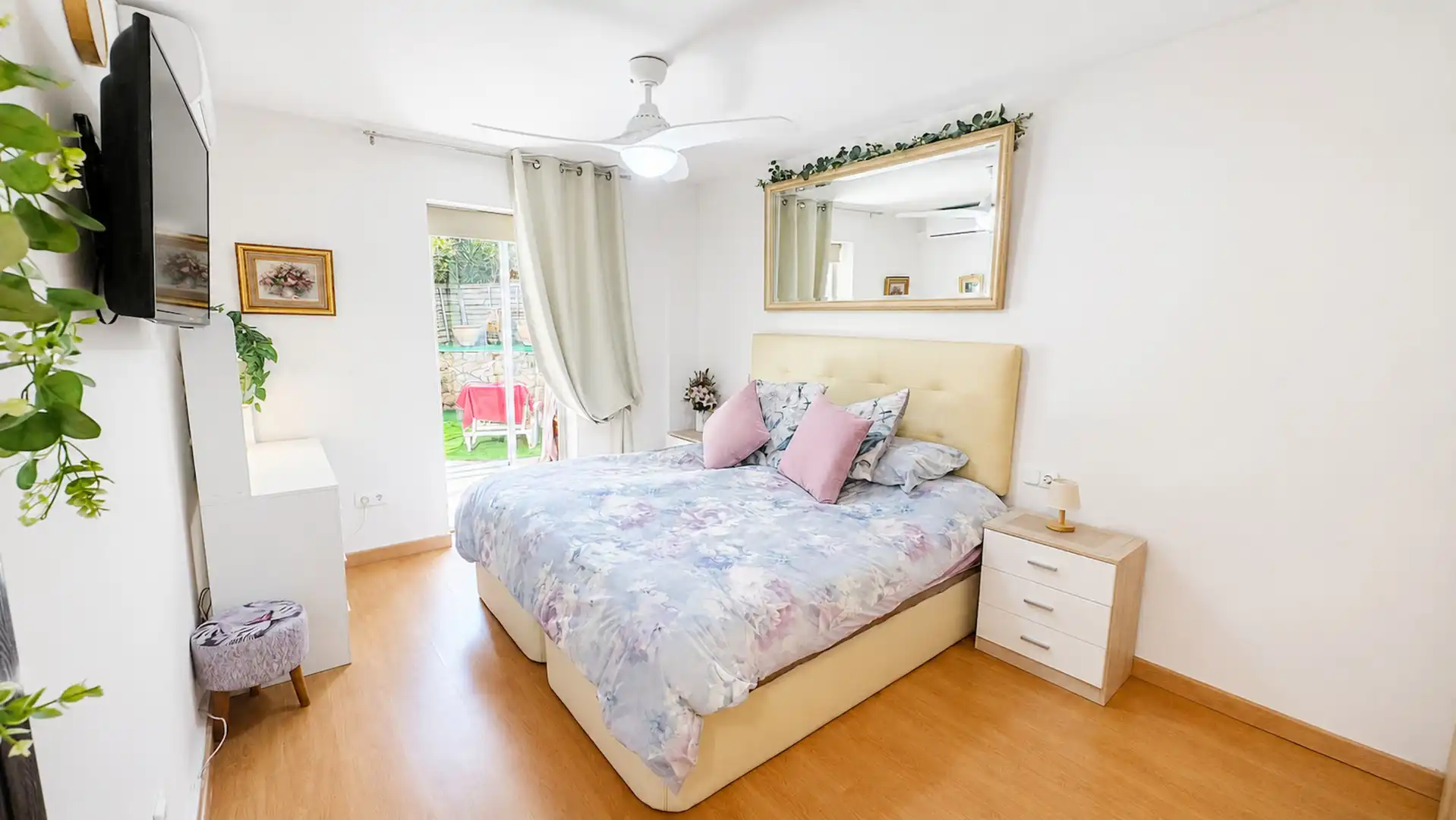 Habitación de Apartamento en venta en Estepona con Terraza, Piscina y Piscina comunitaria