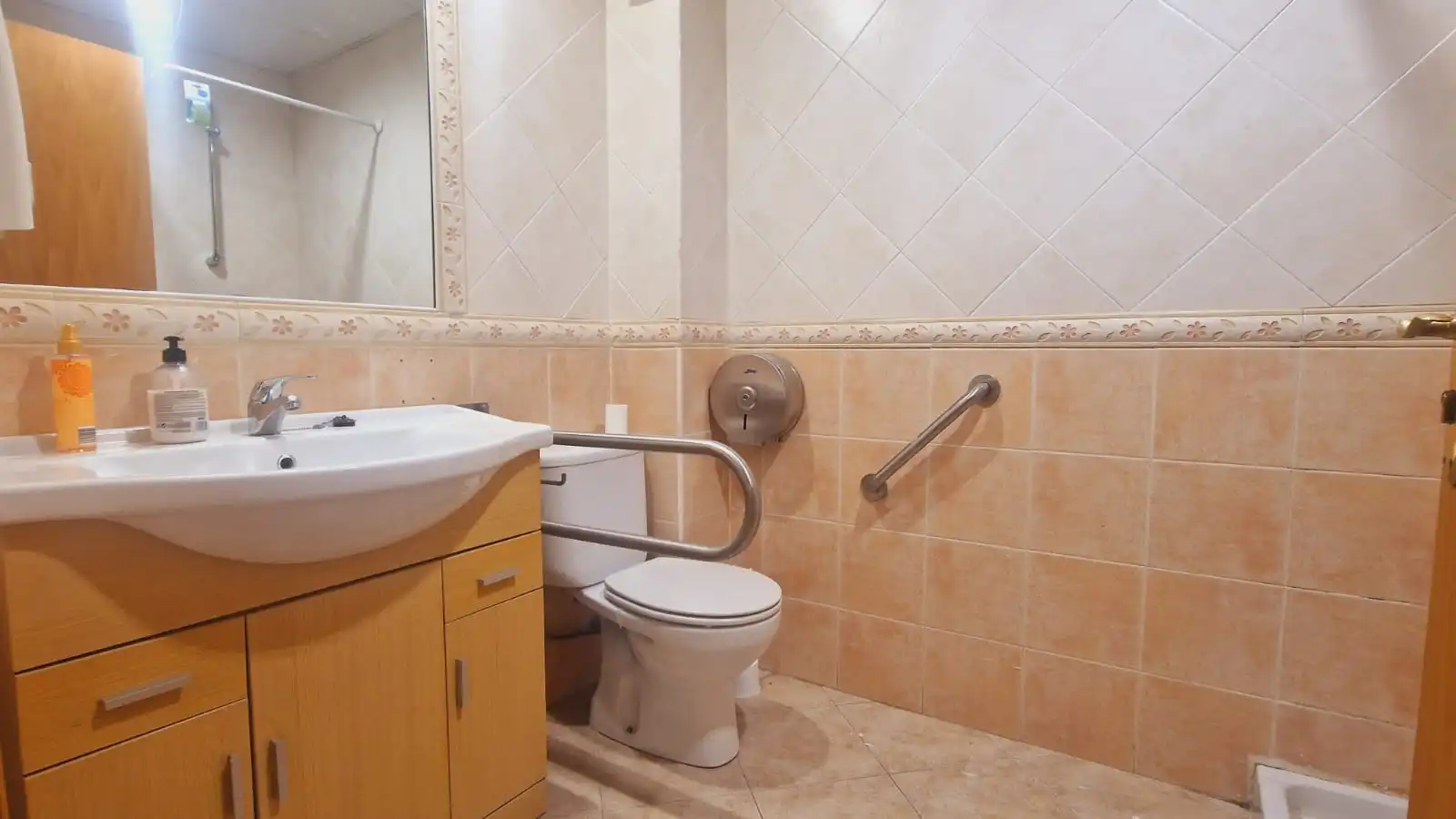 Bathroom of Flat for sale in Córdoba  with Air Conditioner, Private garden and Alarm