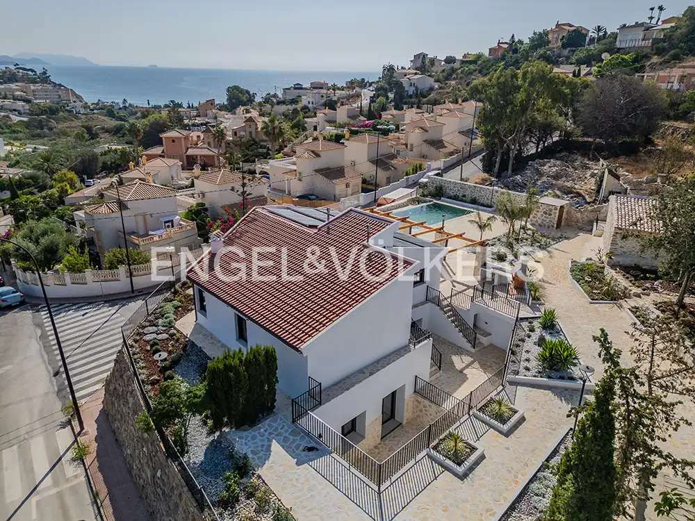 Vista exterior de Casa o xalet en venda en El Campello amb Aire condicionat, Calefacció i Jardí privat