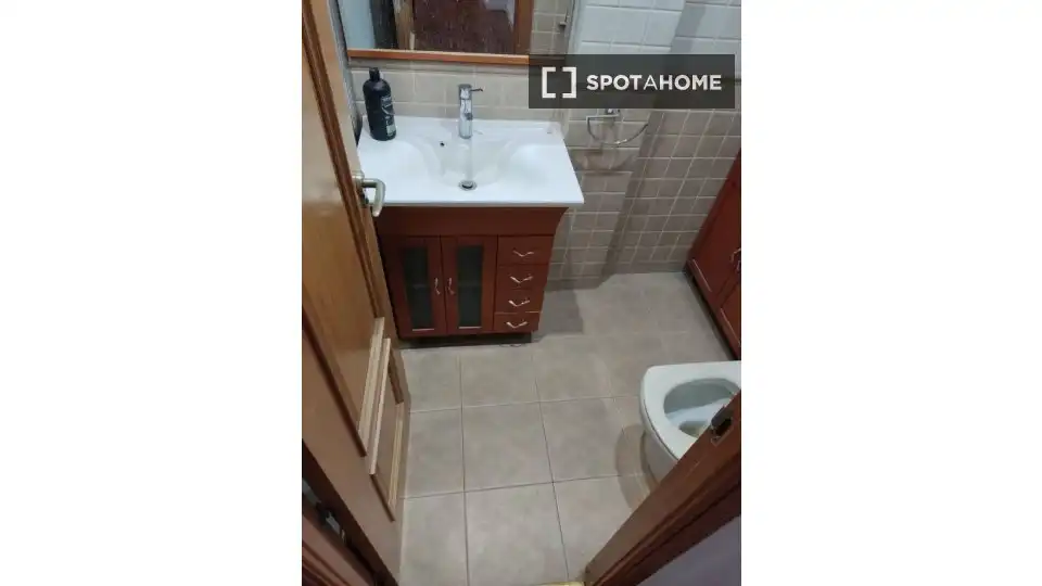 Bathroom of Flat for rent in Madrid  with Air Conditioner, Heating and Furnished
