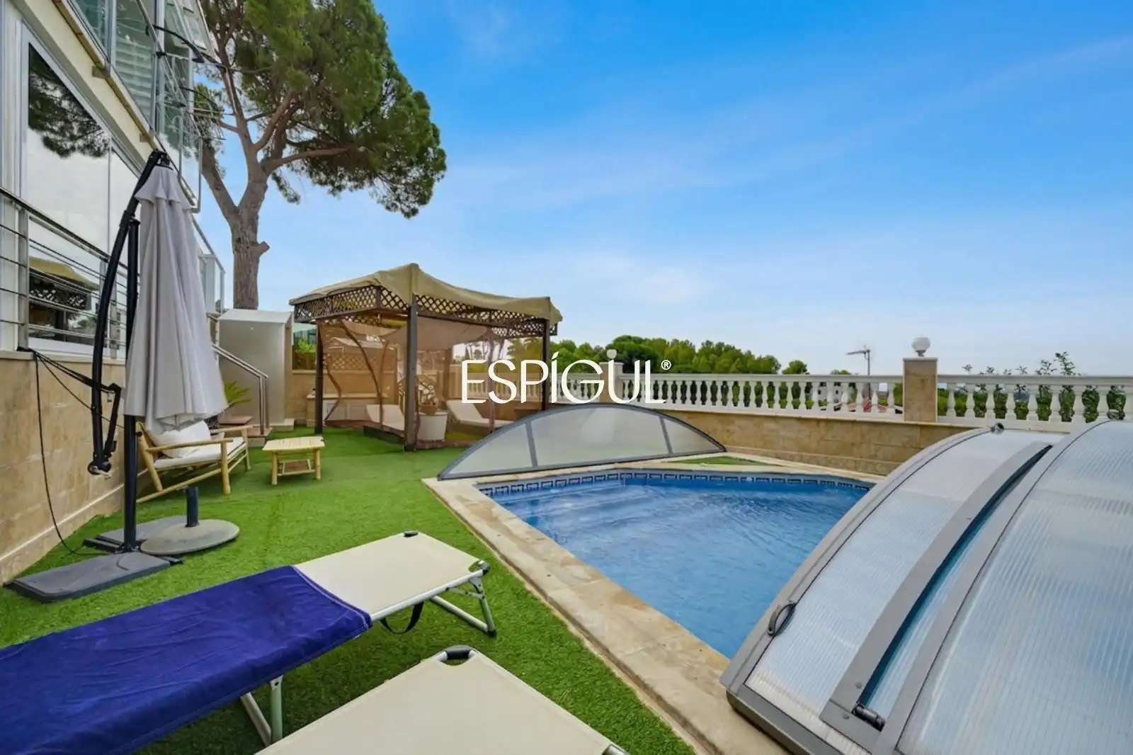 Swimming pool of Houses for sale in Rubí  with Air Conditioner, Heating and Terrace