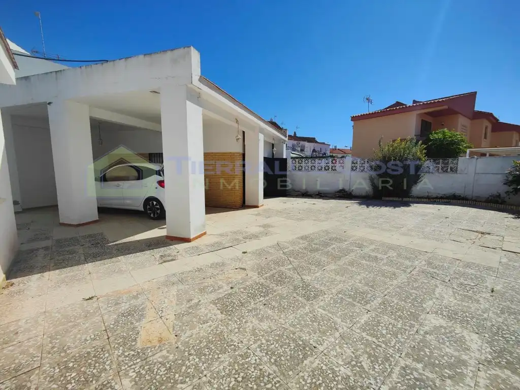 Vista exterior de Casa o xalet en venda en La Antilla amb Jardí privat, Terrassa i Traster