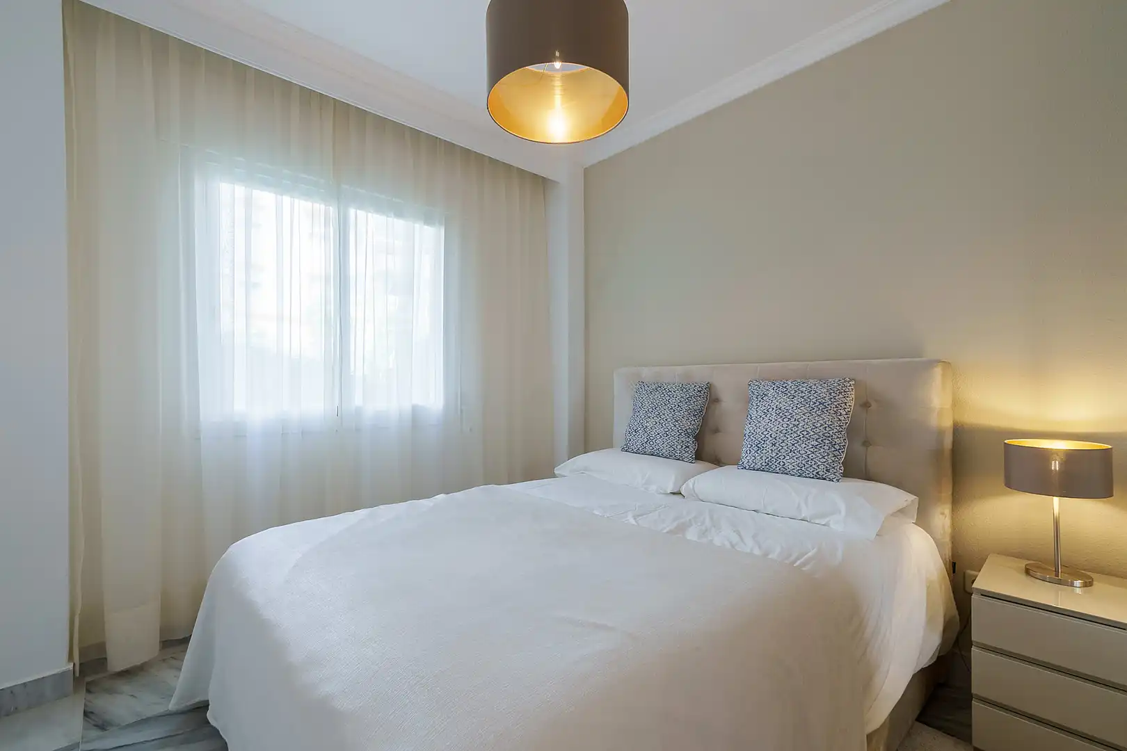 Dormitori de Planta baixa de lloguer en Marbella amb Terrassa, Piscina i Piscina comunitària