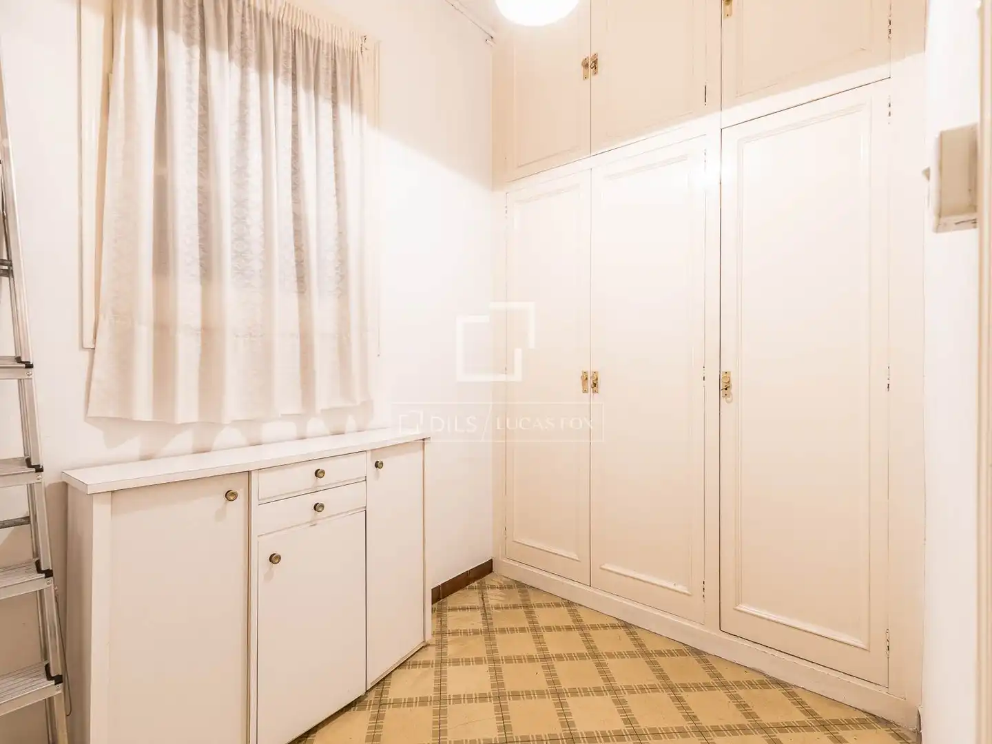 Küche von Wohnung zum Verkauf in Barcelona mit Klimaanlage, Privatgarten und Terrasse