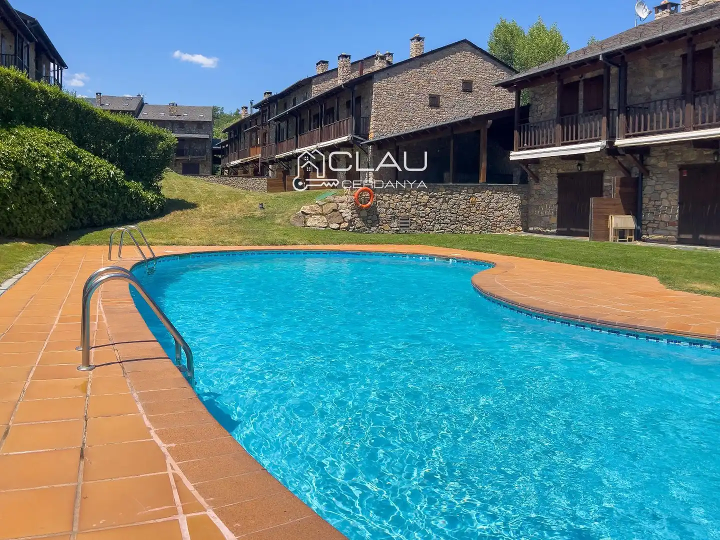Schwimmbecken von Einfamilien-Reihenhaus zur Miete in Isòvol mit Heizung, Parkett und Terrasse