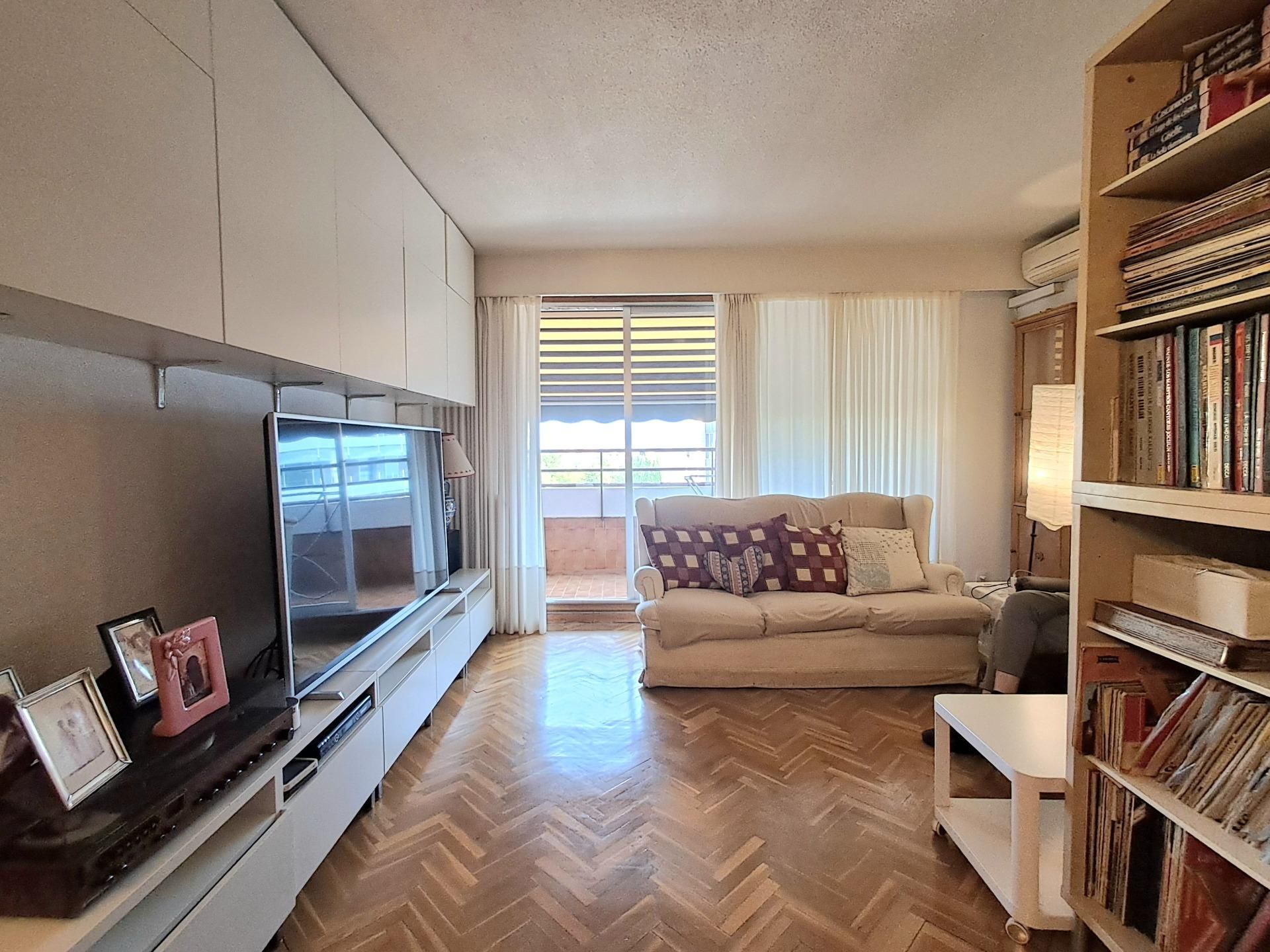 Living room of Flat for sale in  Madrid Capital  with Air Conditioner, Heating and Private garden