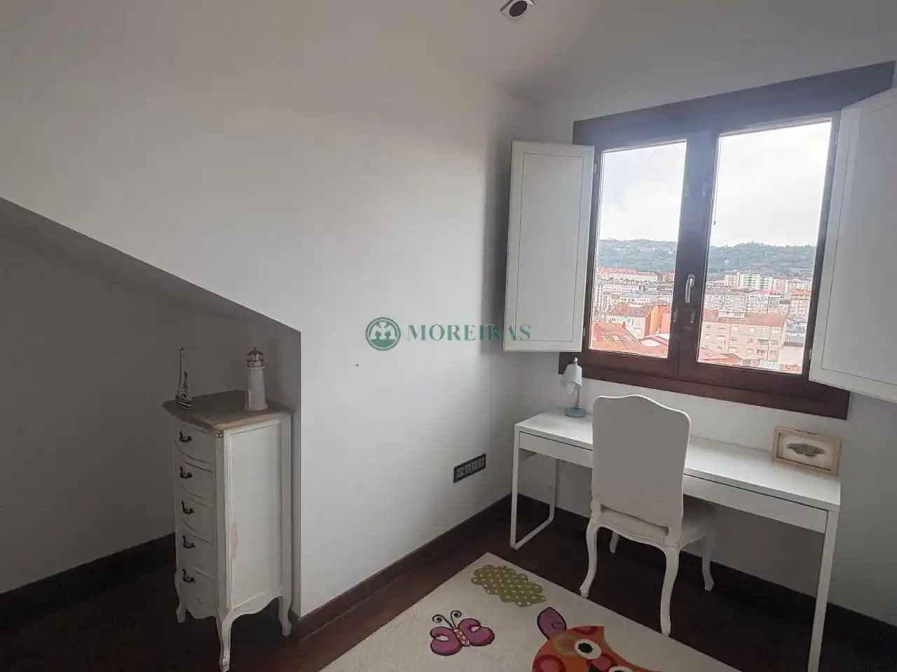 Dormitori de Àtic en venda en Ourense Capital  amb Aire condicionat, Calefacció i Moblat