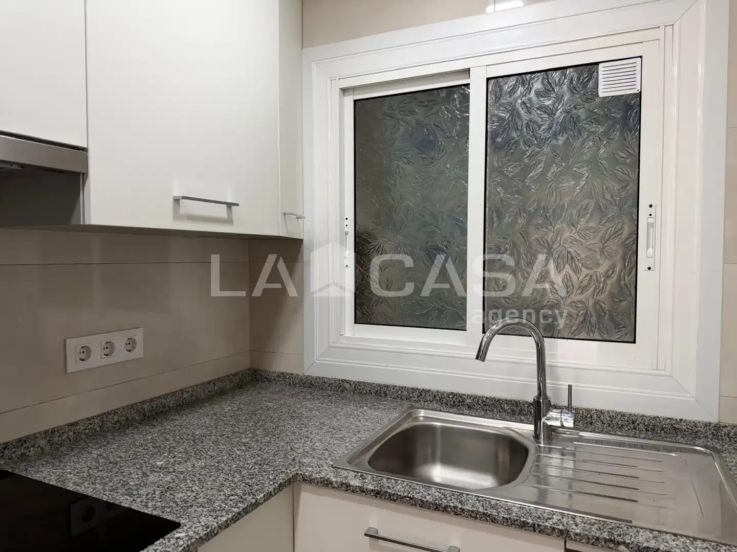 Cuina de Pis en venda en Santa Coloma de Gramenet amb Moblat i Forn
