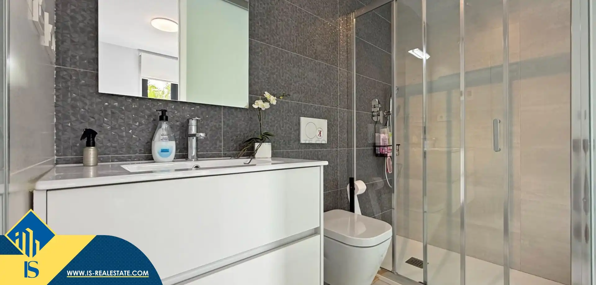 Bathroom of Flat for sale in Orihuela  with Terrace, Storage room and Furnished