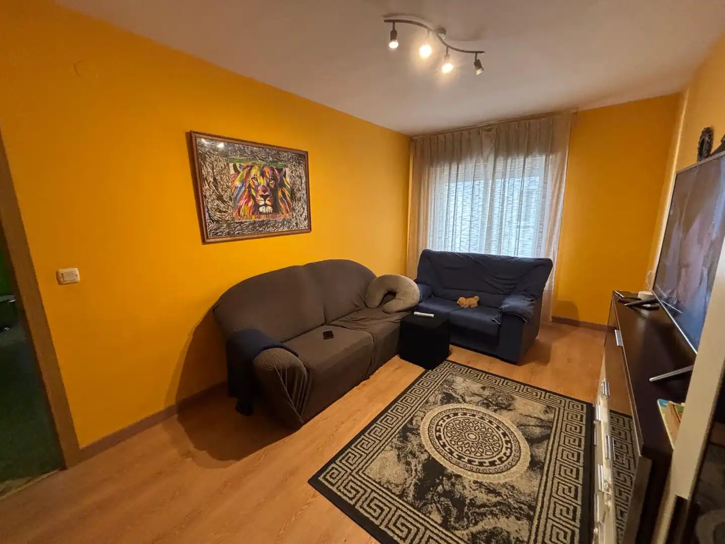 Sala d'estar de Pis en venda en Oviedo  amb Calefacció, Parquet i Moblat