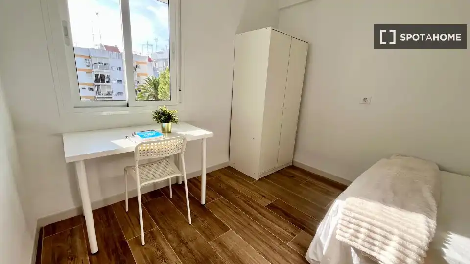 Bedroom of Flat for rent in Sevilla  with Air Conditioner, Heating and Furnished