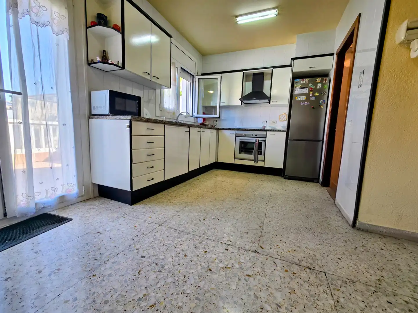 Küche von Einfamilien-Reihenhaus zum Verkauf in Manlleu mit Heizung, Privatgarten und Terrasse