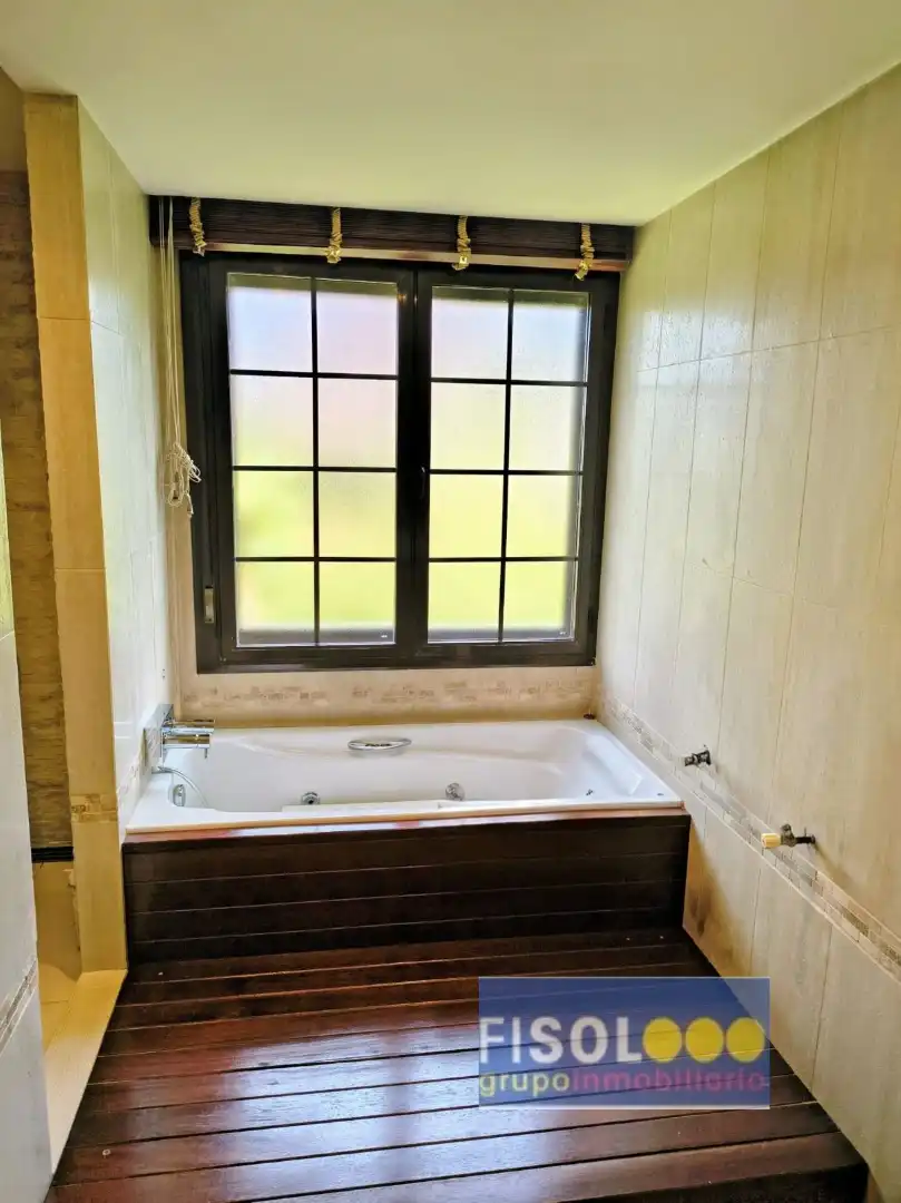 Bany de Casa o xalet en venda en Pozuelo de Alarcón amb Aire condicionat, Calefacció i Jardí privat