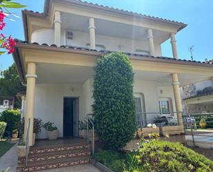 Vista exterior de Casa o xalet en venda en Cubelles amb Aire condicionat, Calefacció i Jardí privat