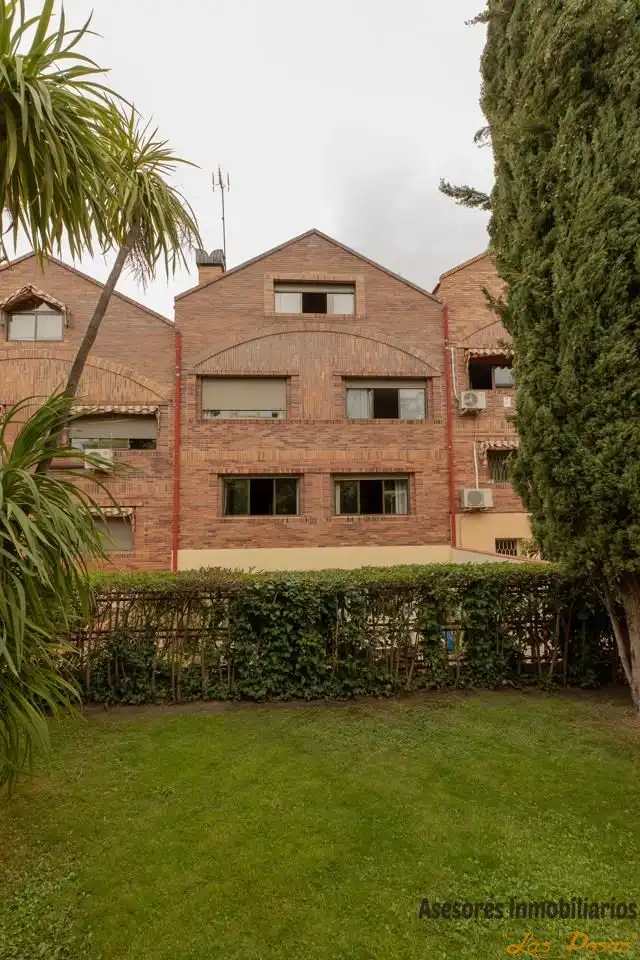 Außenansicht von Einfamilien-Reihenhaus zum Verkauf in Madrid mit Klimaanlage, Heizung und Privatgarten