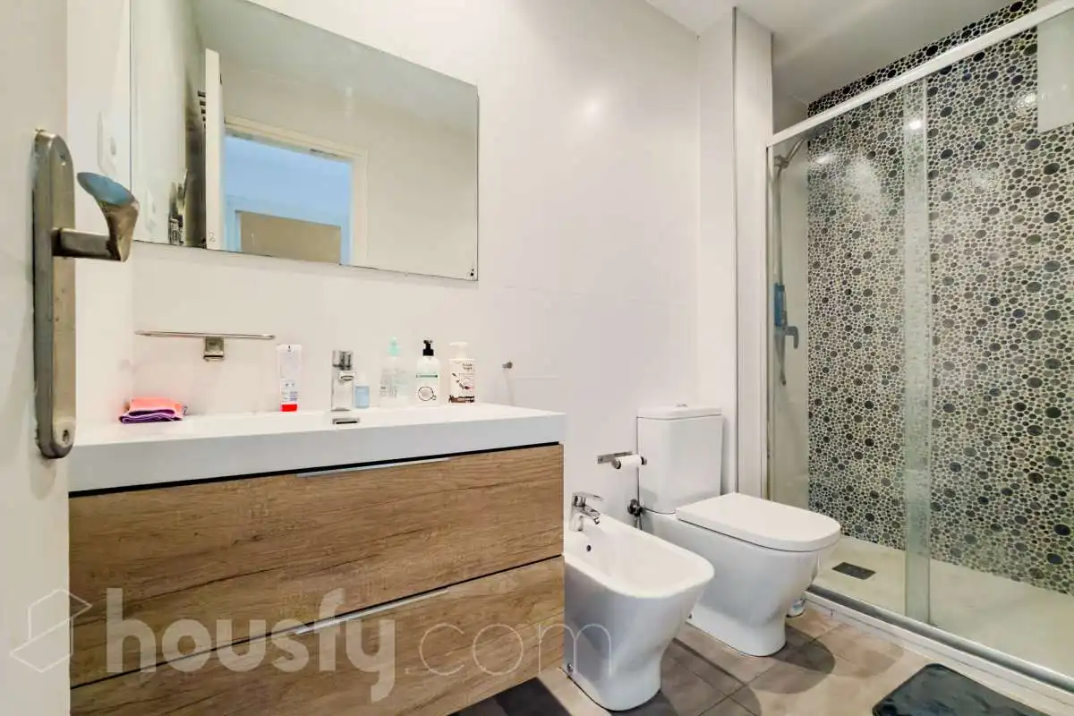 Bathroom of Flat for sale in Barcelona  with Heating, Terrace and Furnished