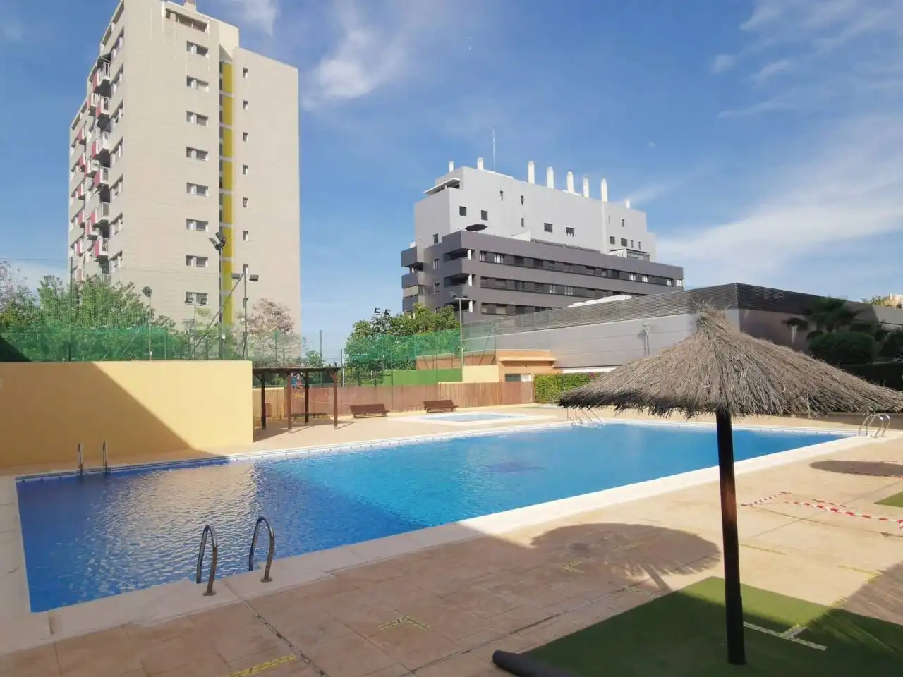 Piscina de Pis de lloguer en Valencia amb Aire condicionat, Calefacció i Balcó