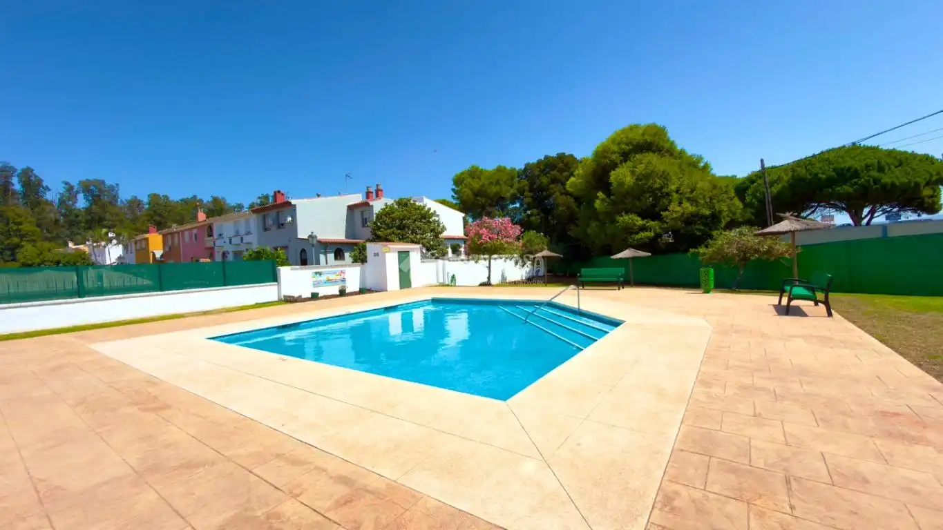 Piscina de Casa adosada en venda en Los Barrios amb Terrassa, Traster i Balcó