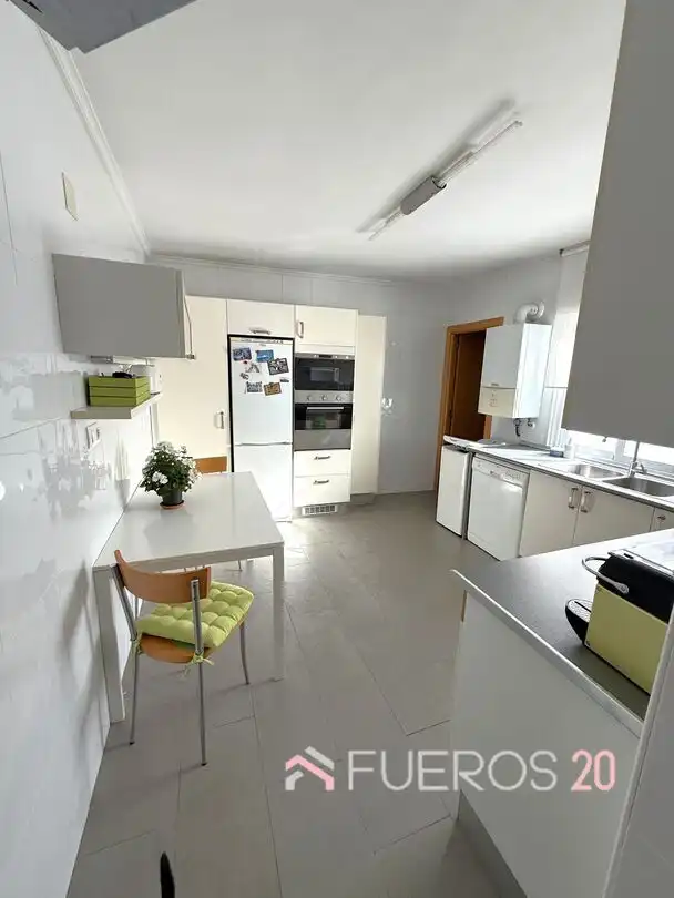 Cuina de Pis en venda en Barakaldo  amb Calefacció, Terrassa i Moblat