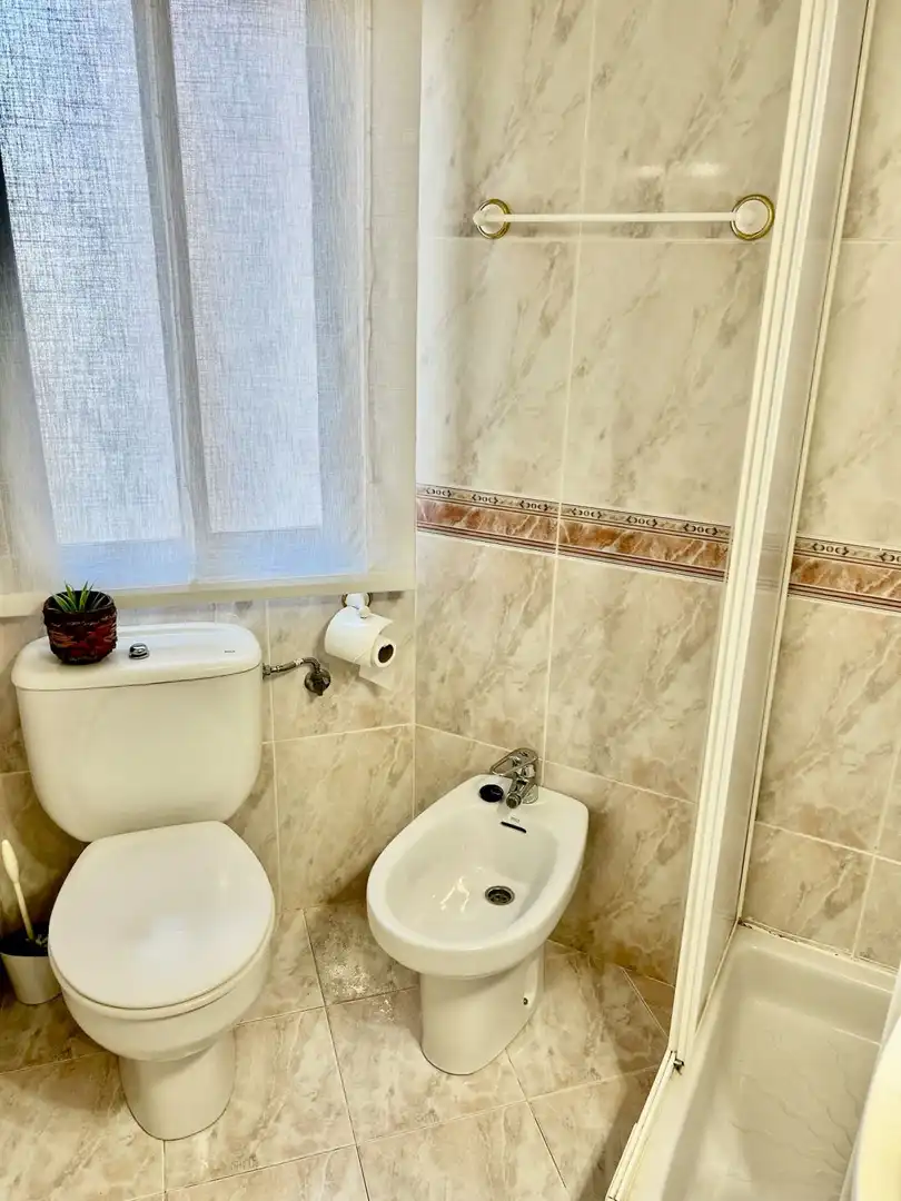 Baño de Piso en venta en Laredo con Calefacción, Terraza y Amueblado