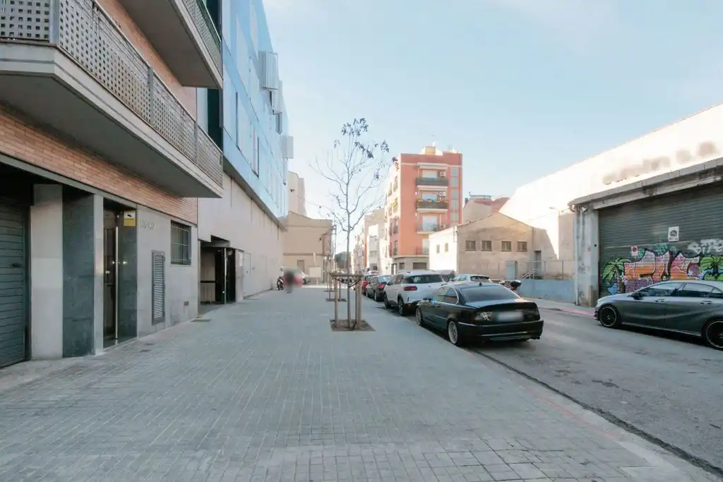 Außenansicht von Gebäude zum Verkauf in Sabadell