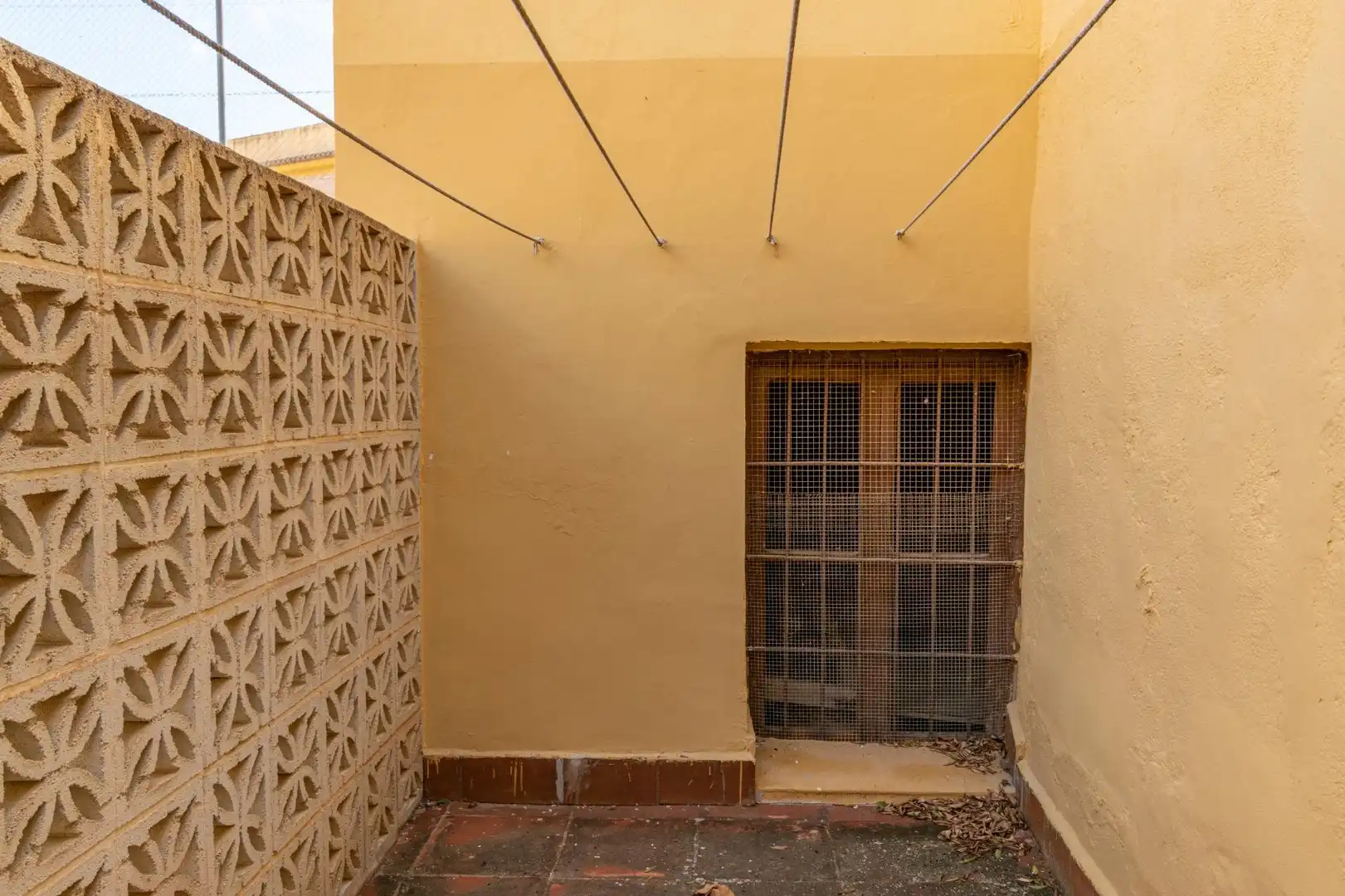 Vista exterior de Casa o xalet en venda en Guadix amb Calefacció, Traster i Piscina