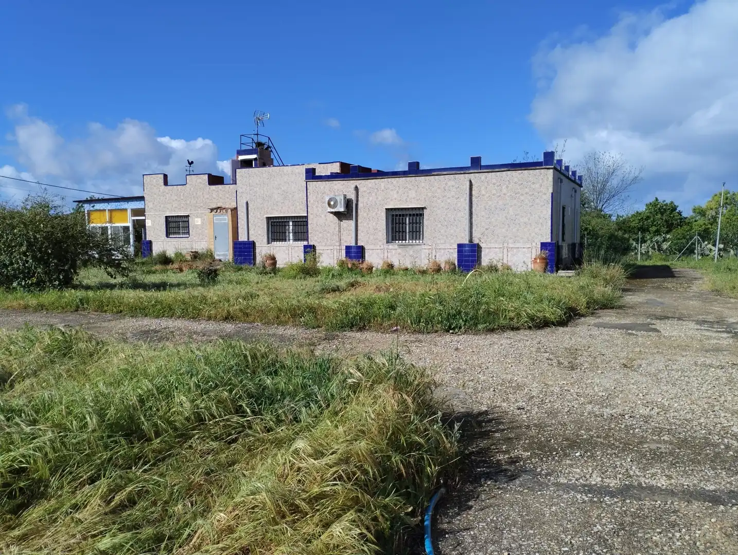Vista exterior de Casa o xalet en venda en Chiclana de la Frontera amb Jardí privat, Terrassa i Traster