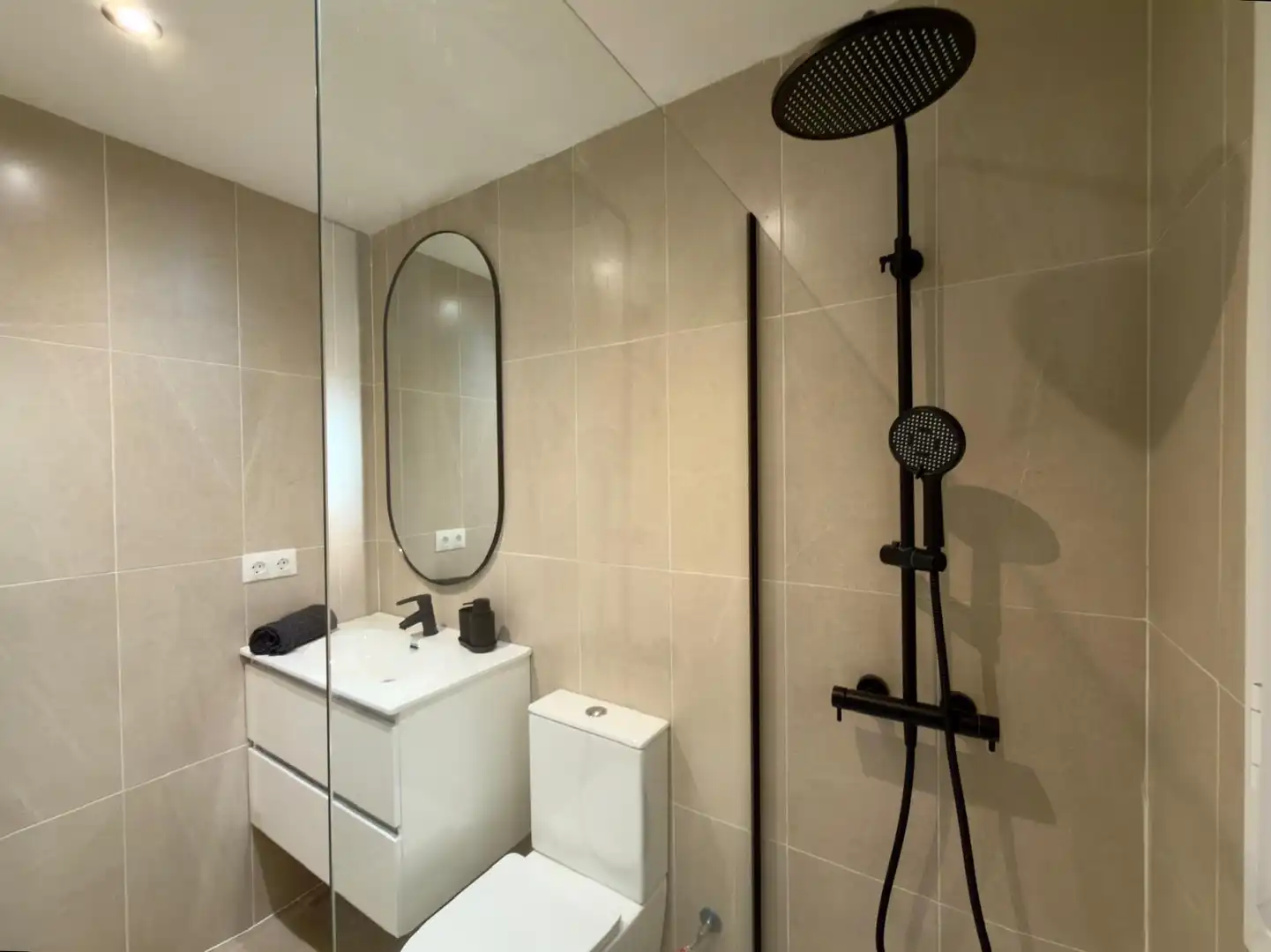 Badezimmer von Erdgeschoss zum Verkauf in Rincón de la Victoria mit Klimaanlage, Privatgarten und Terrasse