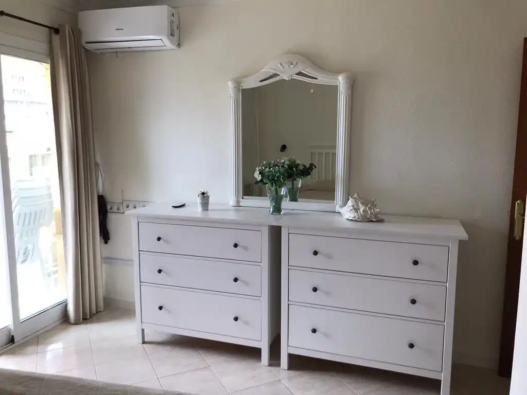 Dormitori de Apartament de lloguer en Benalmádena amb Aire condicionat i Moblat