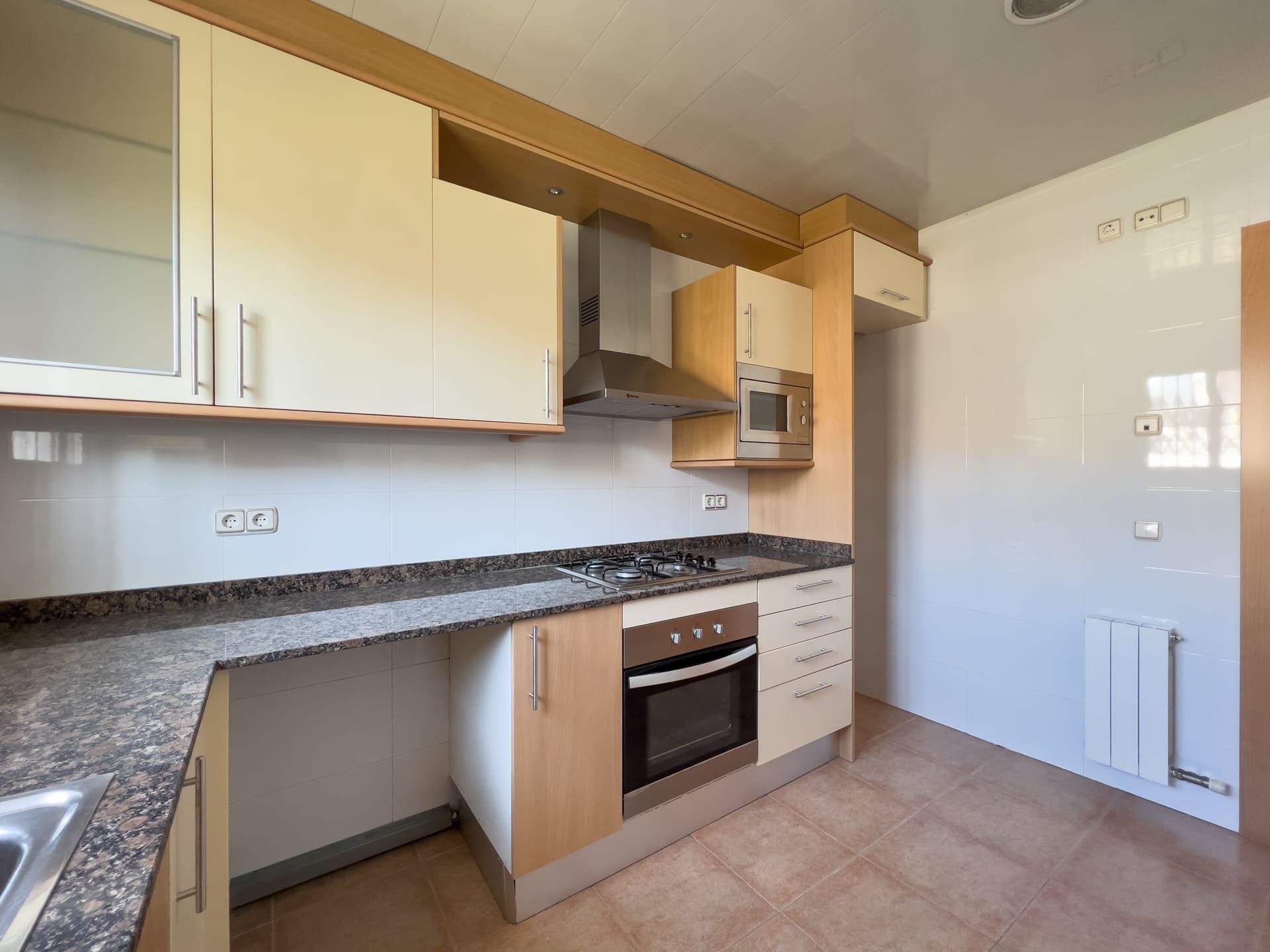 Cuina de Pis en venda en Badalona amb Aire condicionat i Terrassa