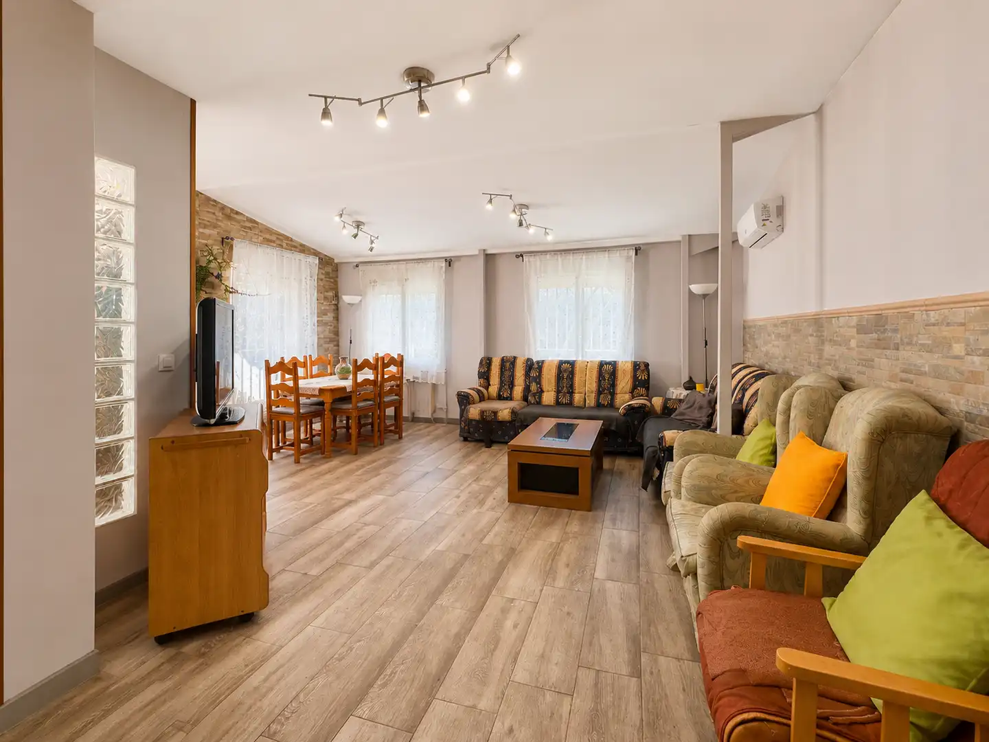 Sala de estar de Casa o chalet en venta en Nuevo Baztán con Aire acondicionado, Calefacción y Jardín privado
