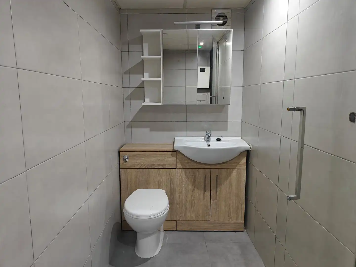 Bathroom of Commercial properties for rent in Armilla