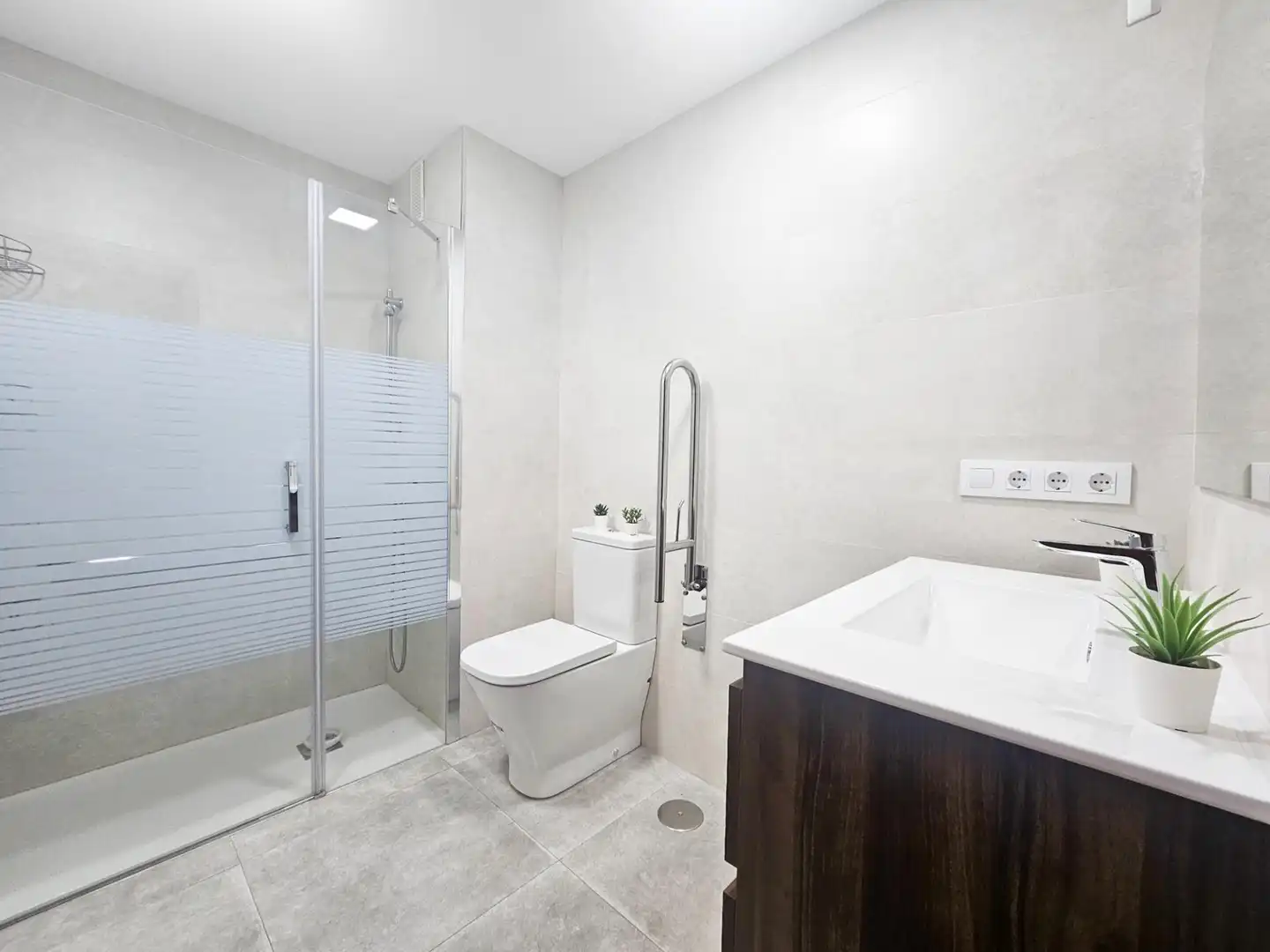 Piso en venta en Calle Manuel Caballero Venzalá, Renfe - Bulevar 1ª y 2ª Fase
