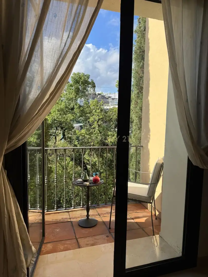 Terrasse von Wohnungen zur Miete in Benahavís mit Klimaanlage, Privatgarten und Schwimmbad